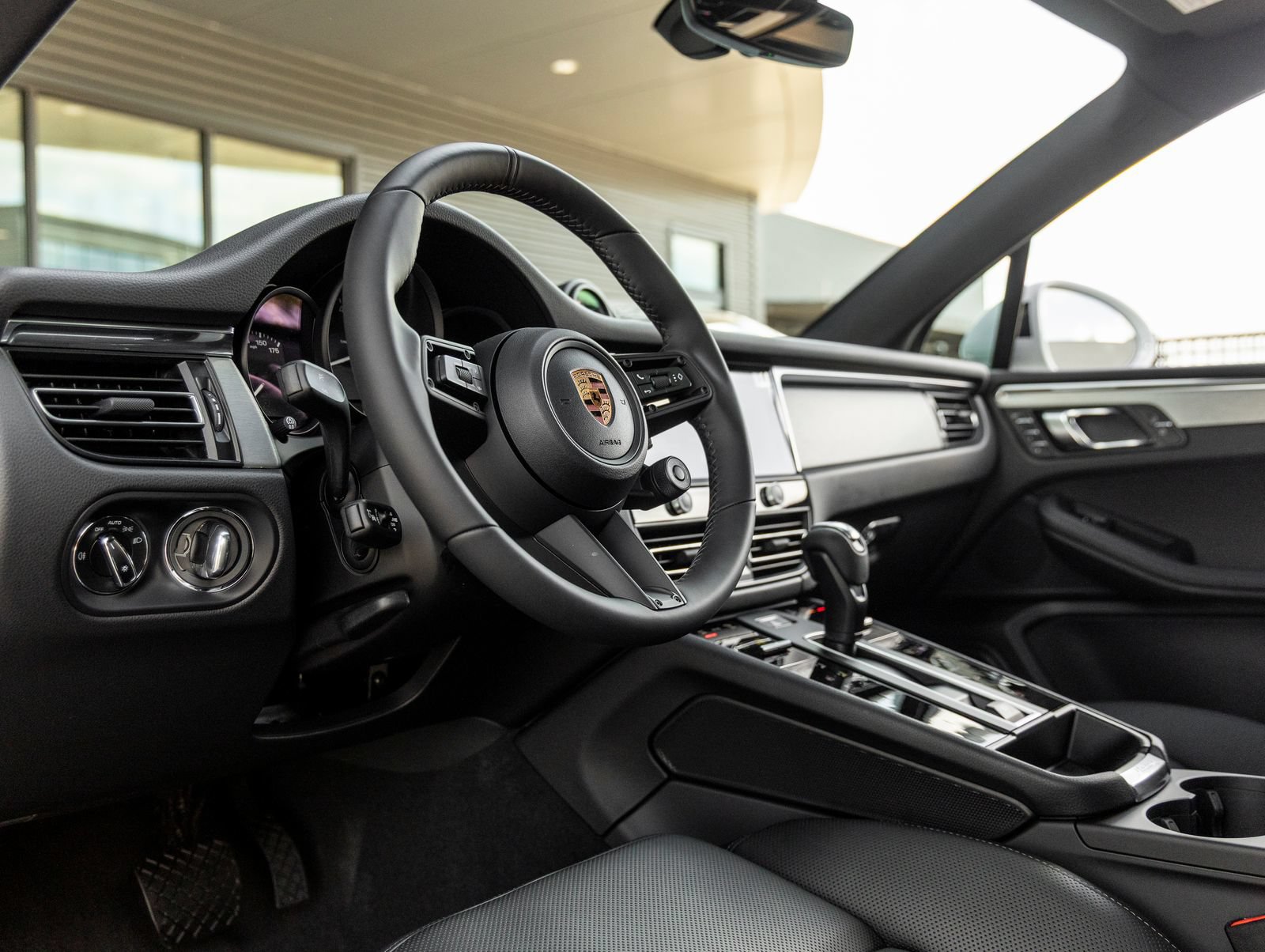 Certified 2026 Porsche Macan AWD/4WD image 4