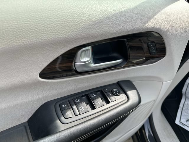 Used 2021 Chrysler Pacifica Limited AWD/4WD image 9