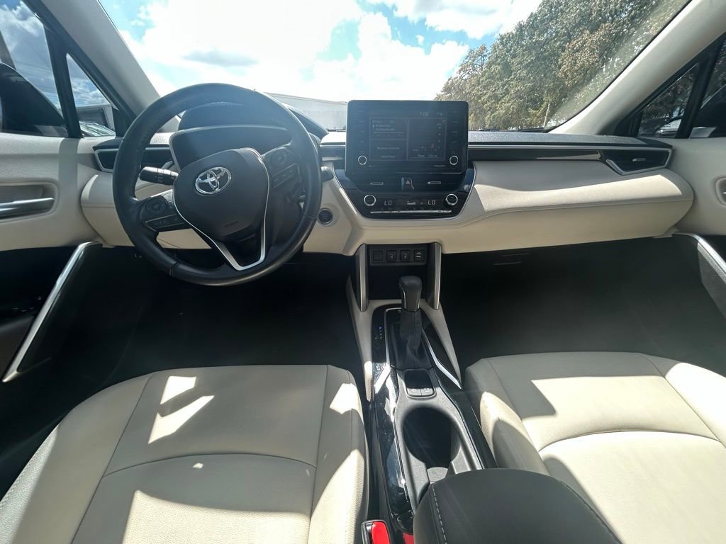 Used 2022 Toyota Corolla Cross XLE w/ Convenience Package AWD/4WD image 10