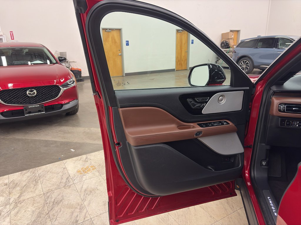Used 2025 Lincoln Aviator Reserve w/ Equipment Group 201A image 11