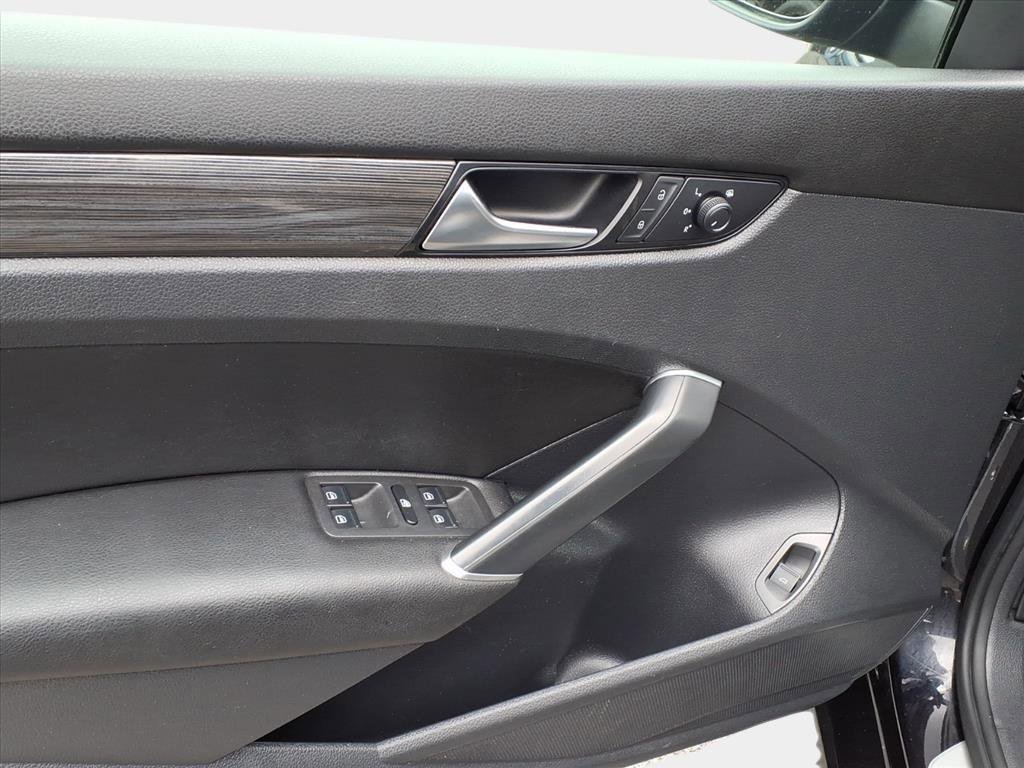 Used 2021 Volkswagen Passat 2.0T R-Line image 7