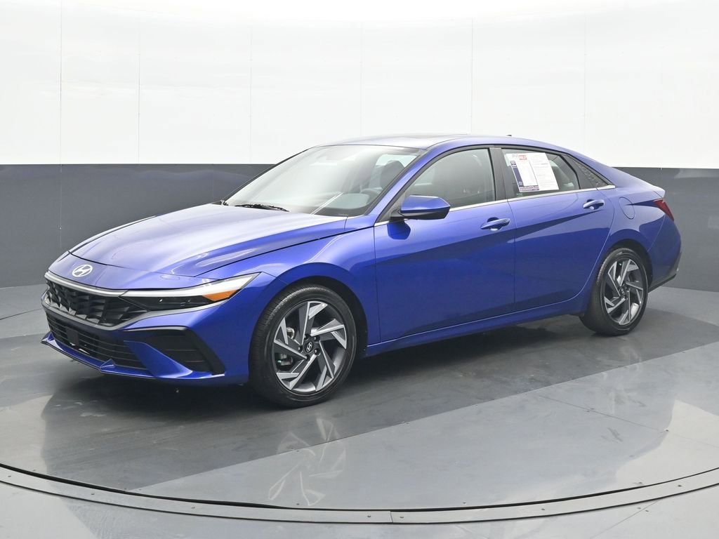 Used 2025 Hyundai Elantra SEL FWD image 2