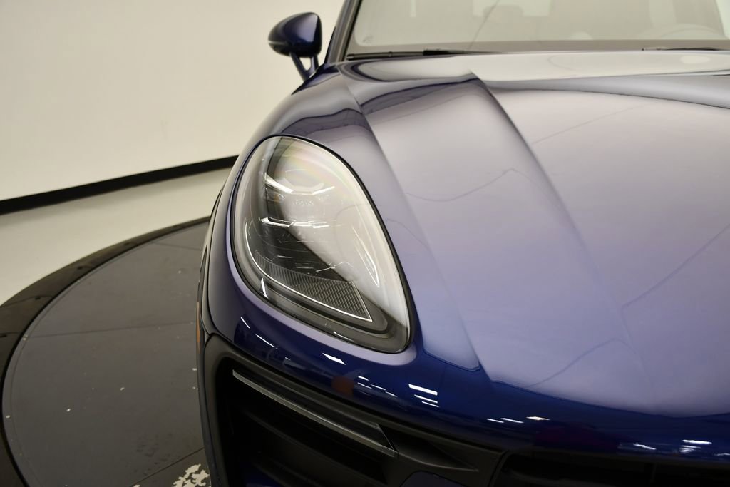 Certified 2025 Porsche Macan image 13