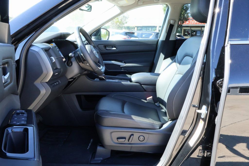Used 2025 Nissan Pathfinder SL image 7