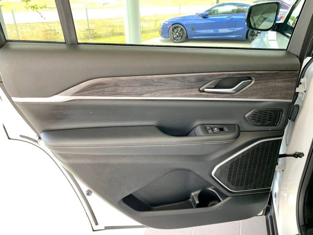 Used 2022 Jeep Grand Cherokee L Limited AWD/4WD image 18