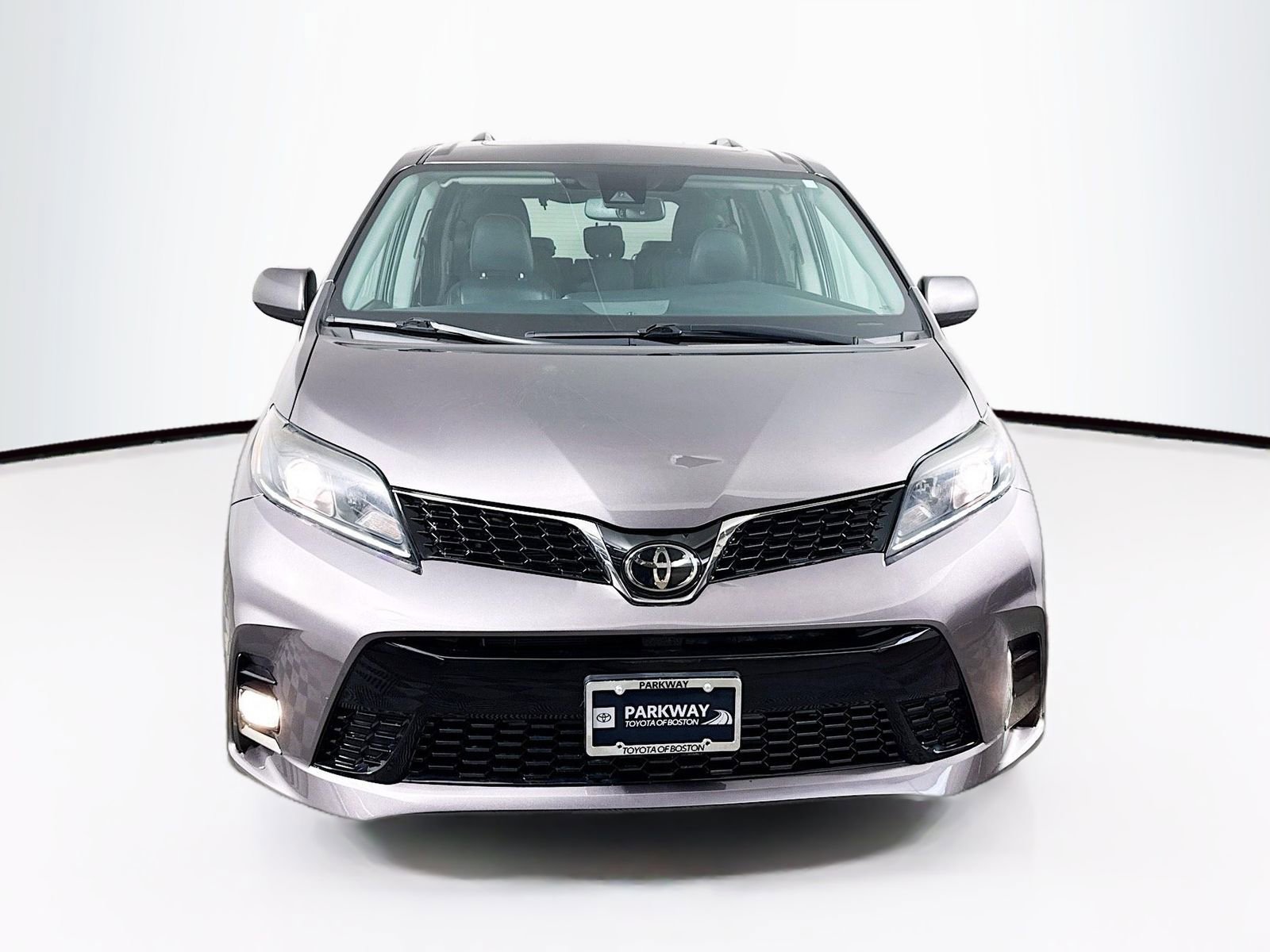 Used 2020 Toyota Sienna SE w/ SE Preferred Package image 2