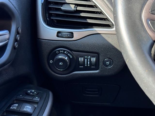 Used 2019 Jeep Cherokee Limited image 30