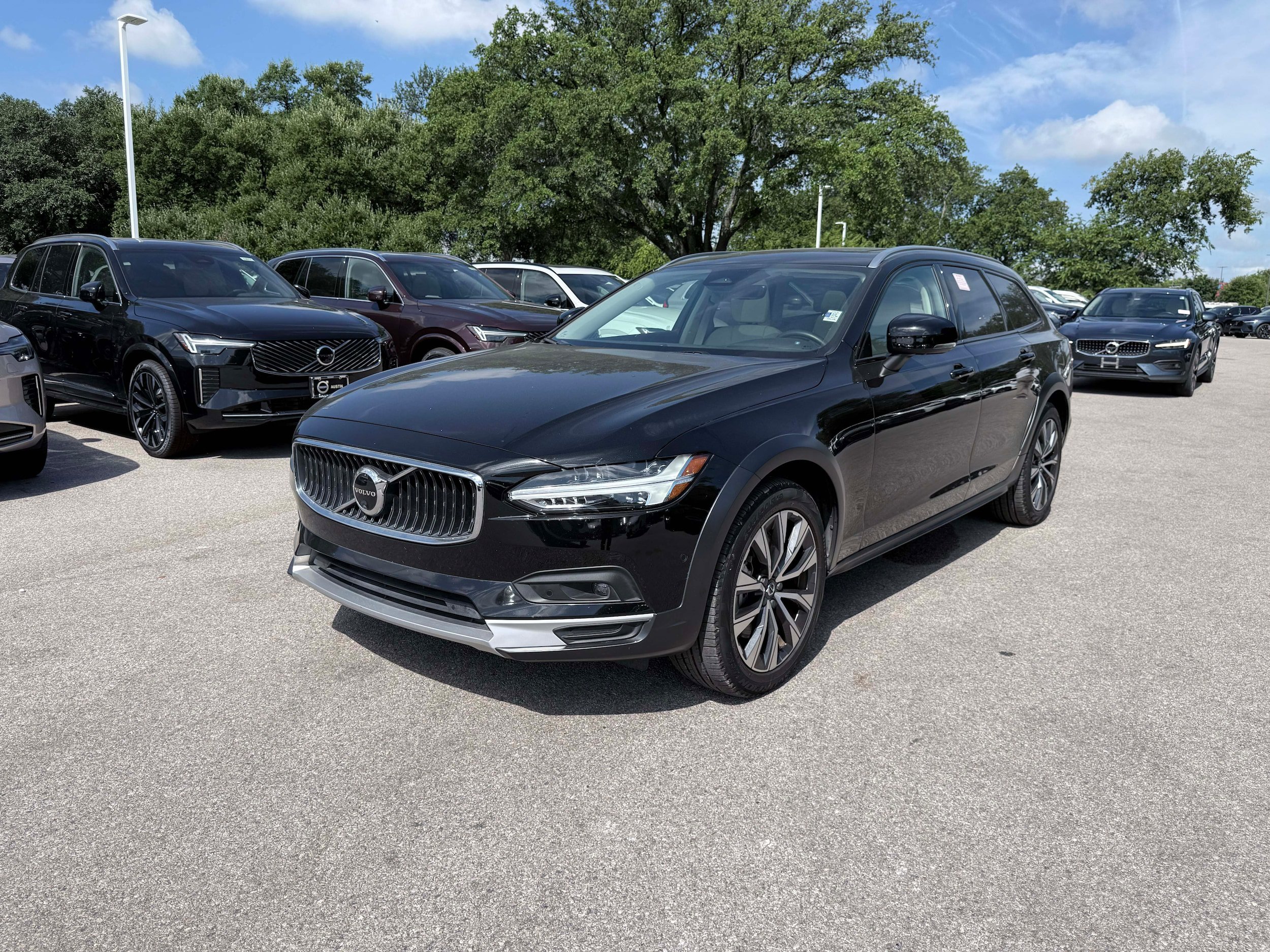 Certified 2025 Volvo V90 B6 Cross Country Plus AWD/4WD image 2