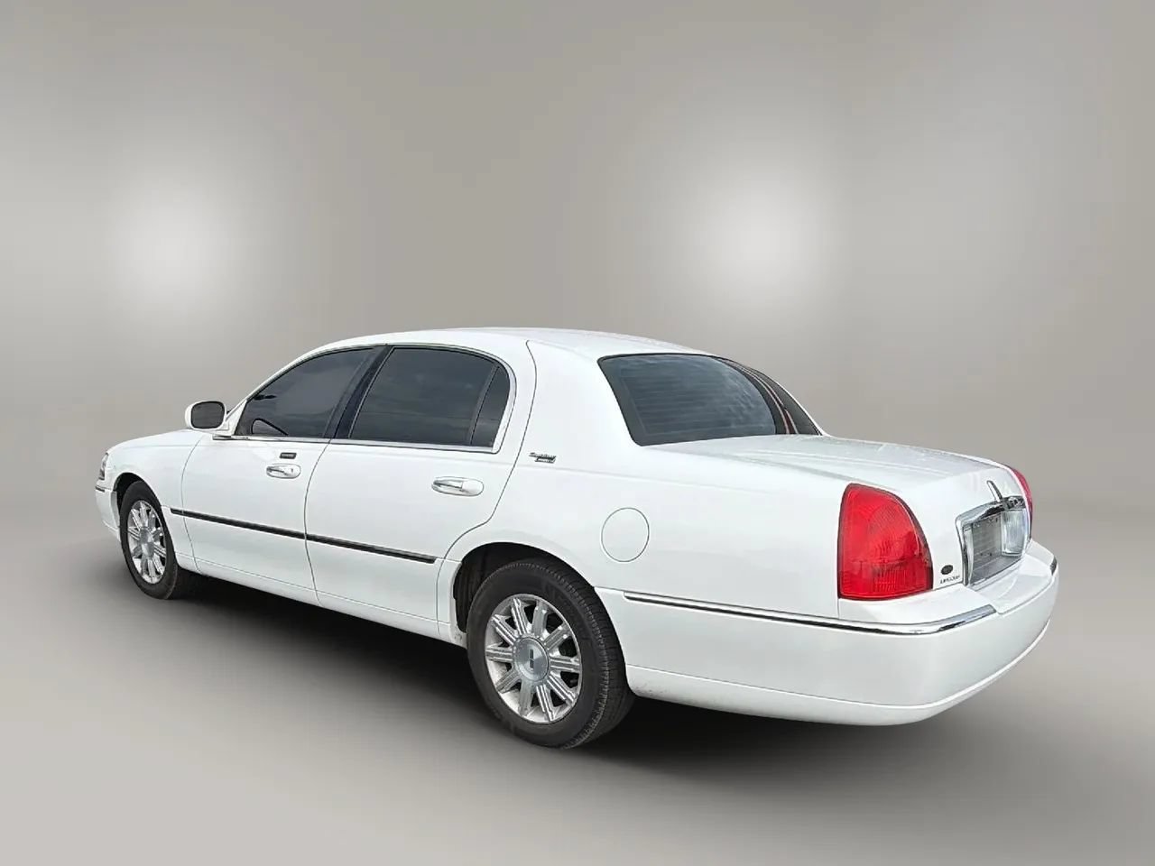 Used 2009 Lincoln Town Car Signature Limited RWD image 3