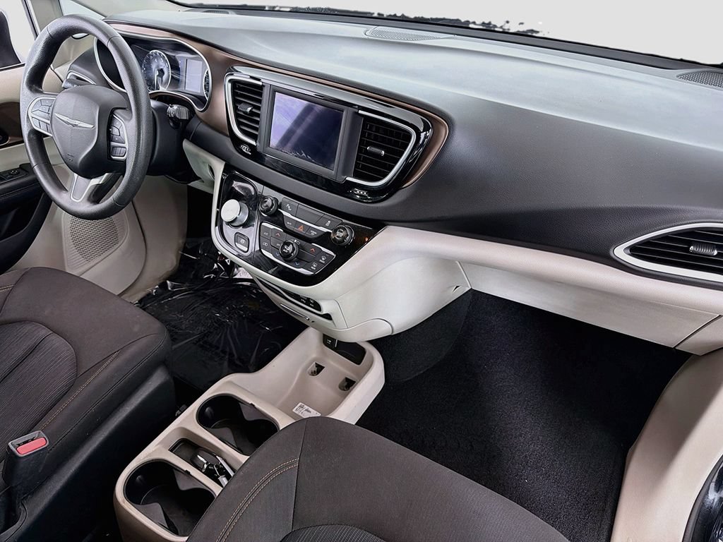 Used 2018 Chrysler Pacifica L FWD image 19