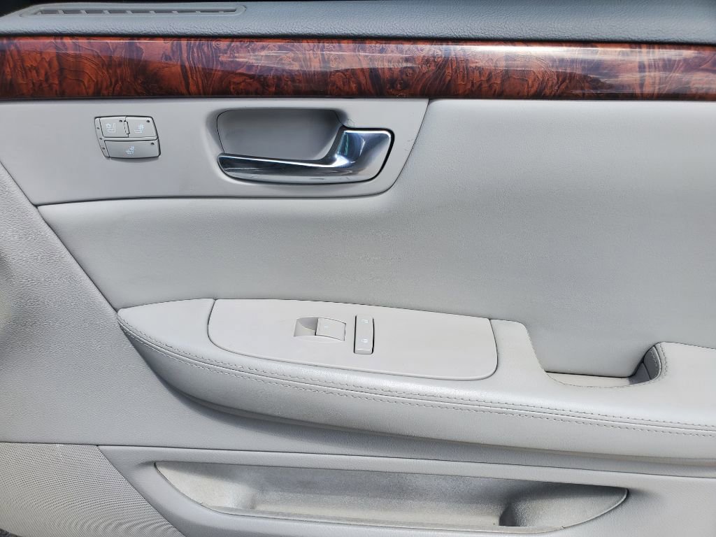 Used 2006 Cadillac DTS w/ Trunk Convenience Package image 33