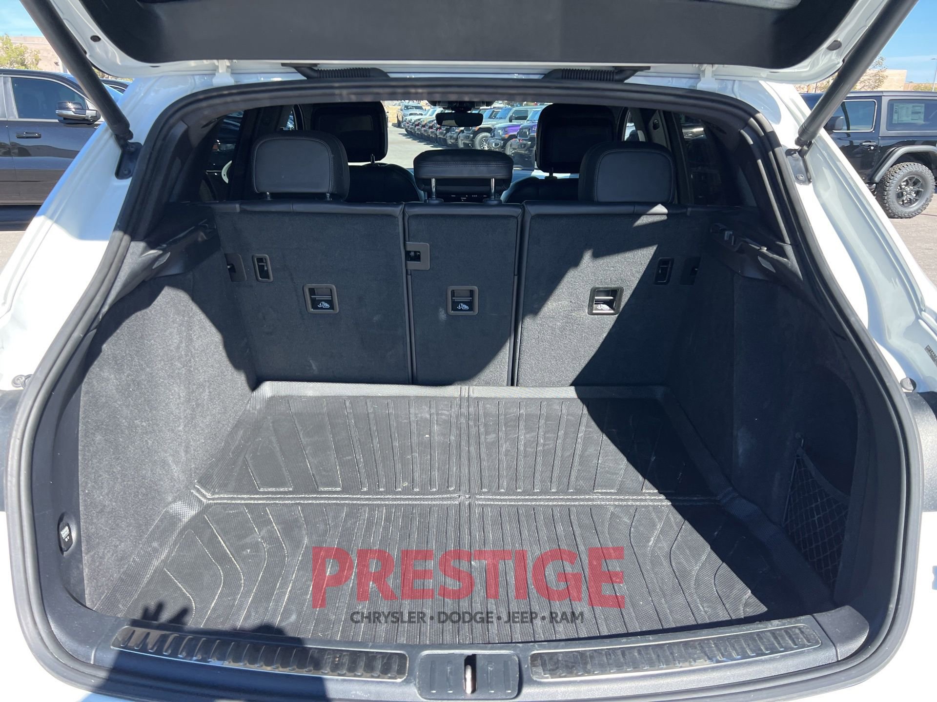 Used 2021 Porsche Macan w/ Premium Package Plus AWD/4WD image 17