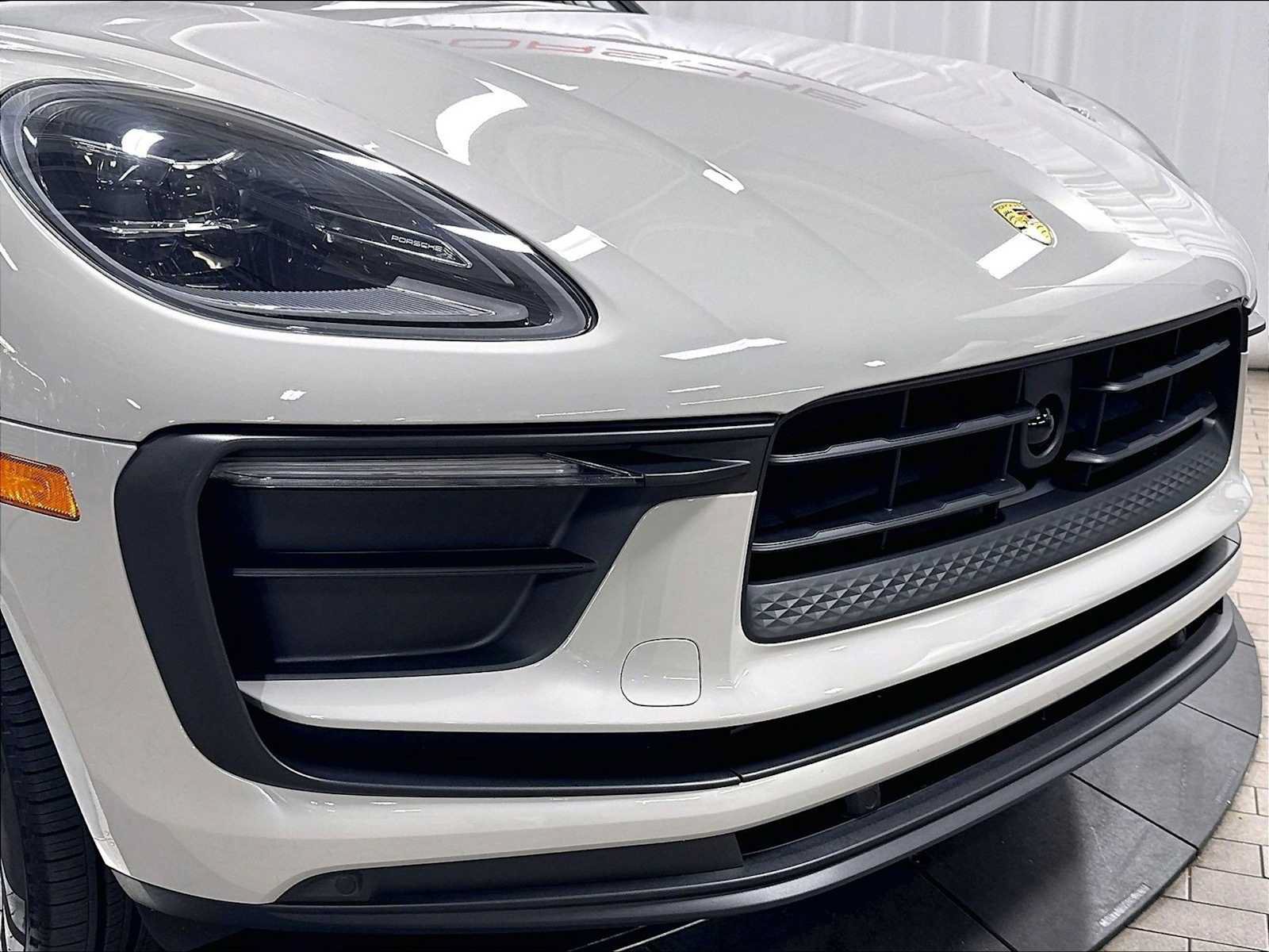 Used 2025 Porsche Macan AWD/4WD image 32