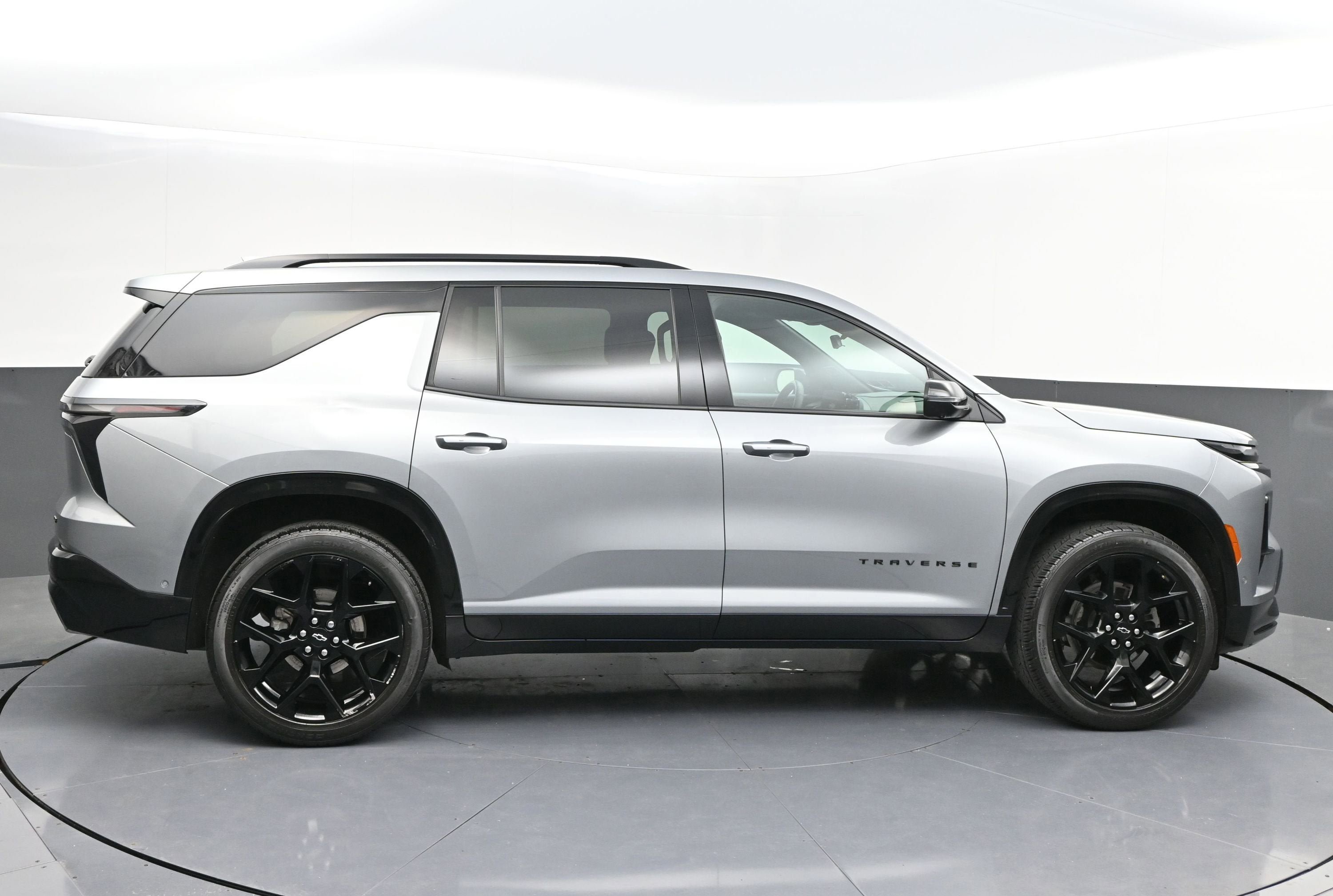 Used 2024 Chevrolet Traverse RS FWD image 8