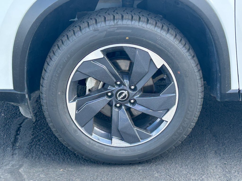 Used 2025 Nissan Rogue SV AWD/4WD image 12