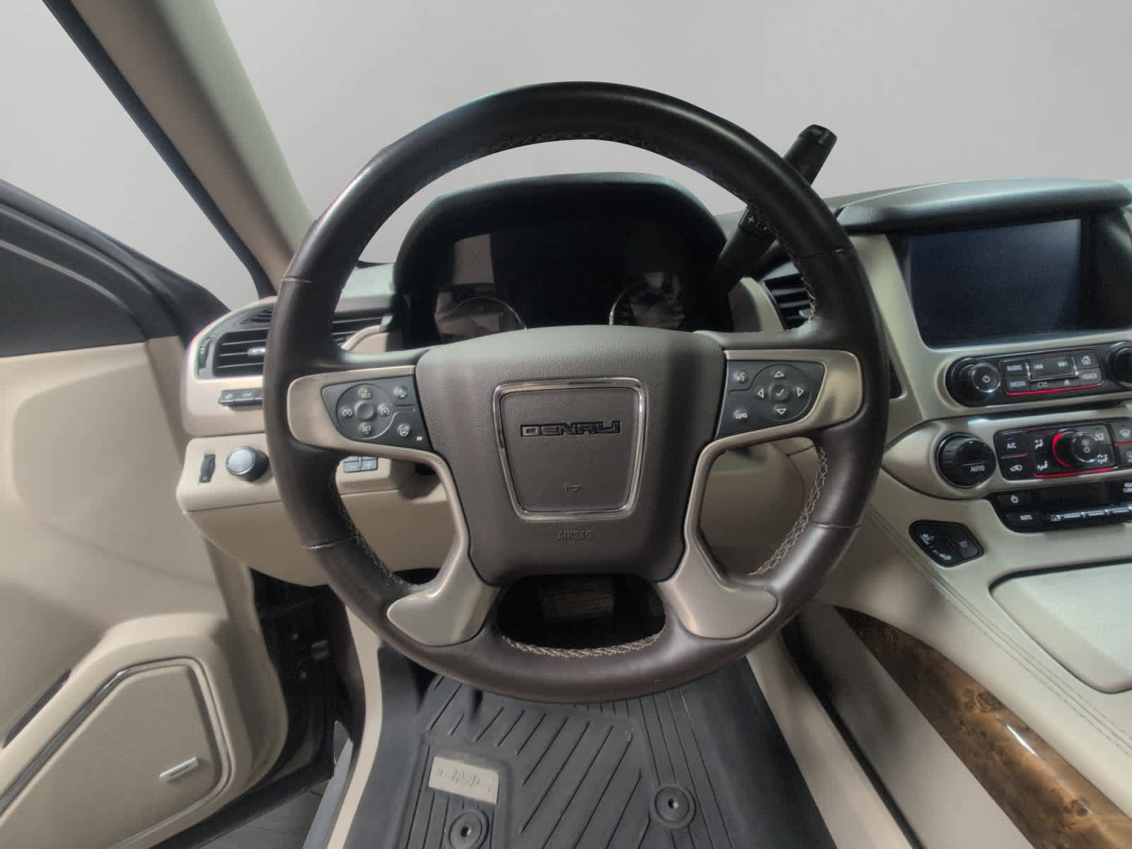 Used 2015 GMC Yukon Denali w/ Premium Package image 12