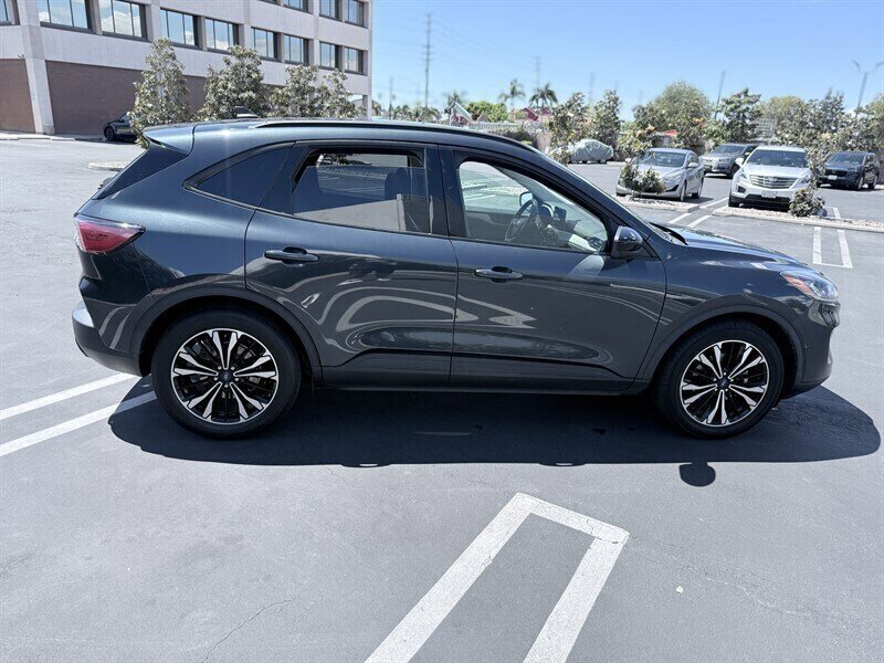 Used 2022 Ford Escape SE w/ SE Sport Appearance Package FWD image 6