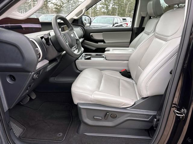 Used 2025 Ford Expedition Active image 8