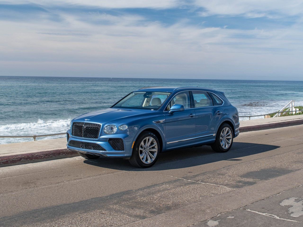 Used 2025 Bentley Bentayga Plug-In Hybrid image 1