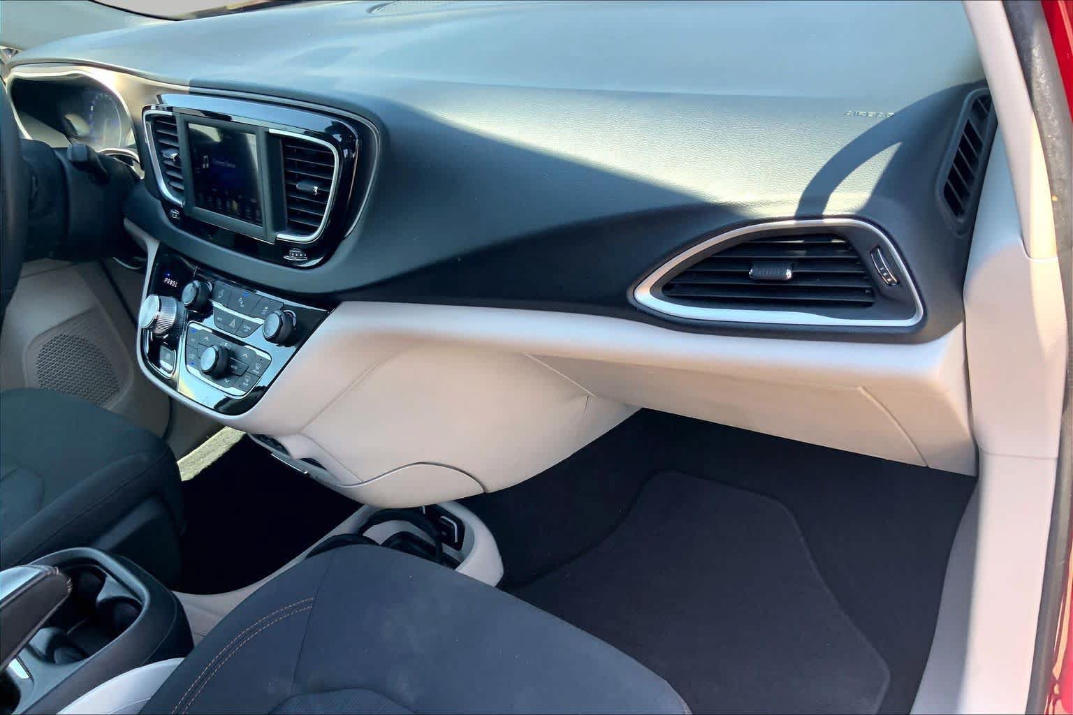 Used 2018 Chrysler Pacifica Touring Plus w/ Tire & Wheel Group FWD image 19