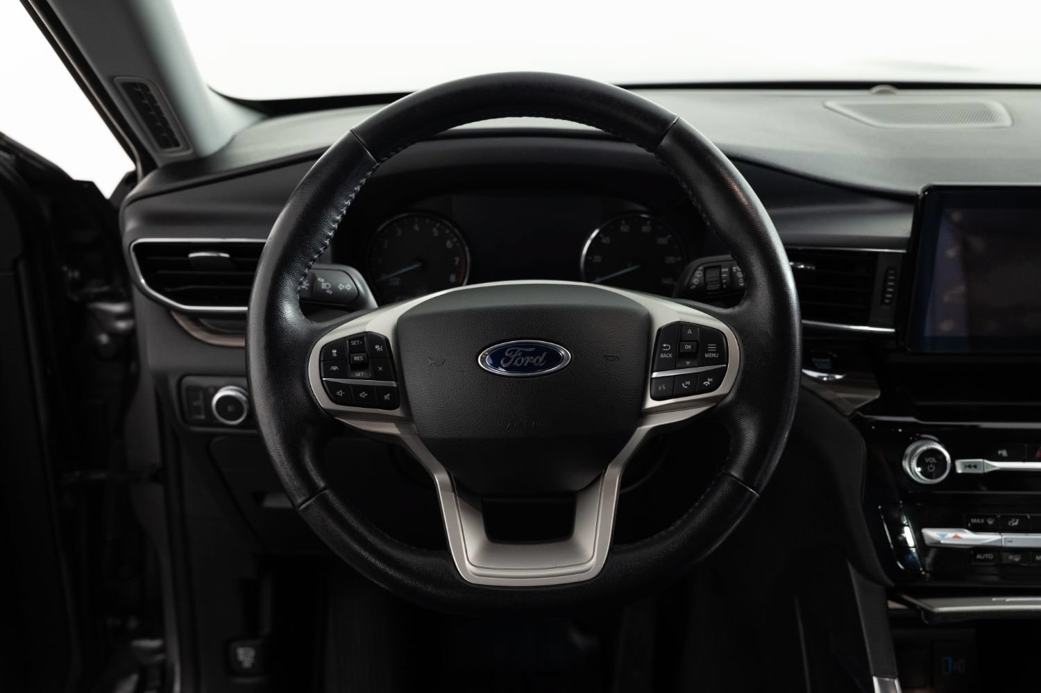 Used 2021 Ford Explorer Limited w/ Equipment Group 301A AWD/4WD image 31