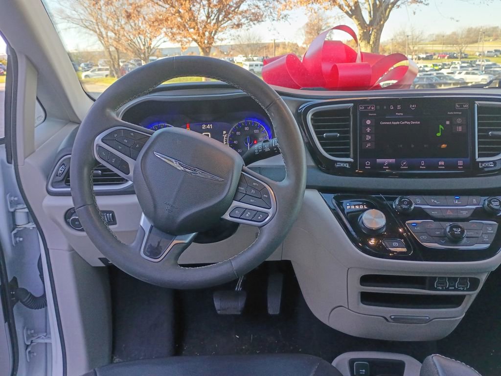 Used 2023 Chrysler Pacifica Touring-L image 13