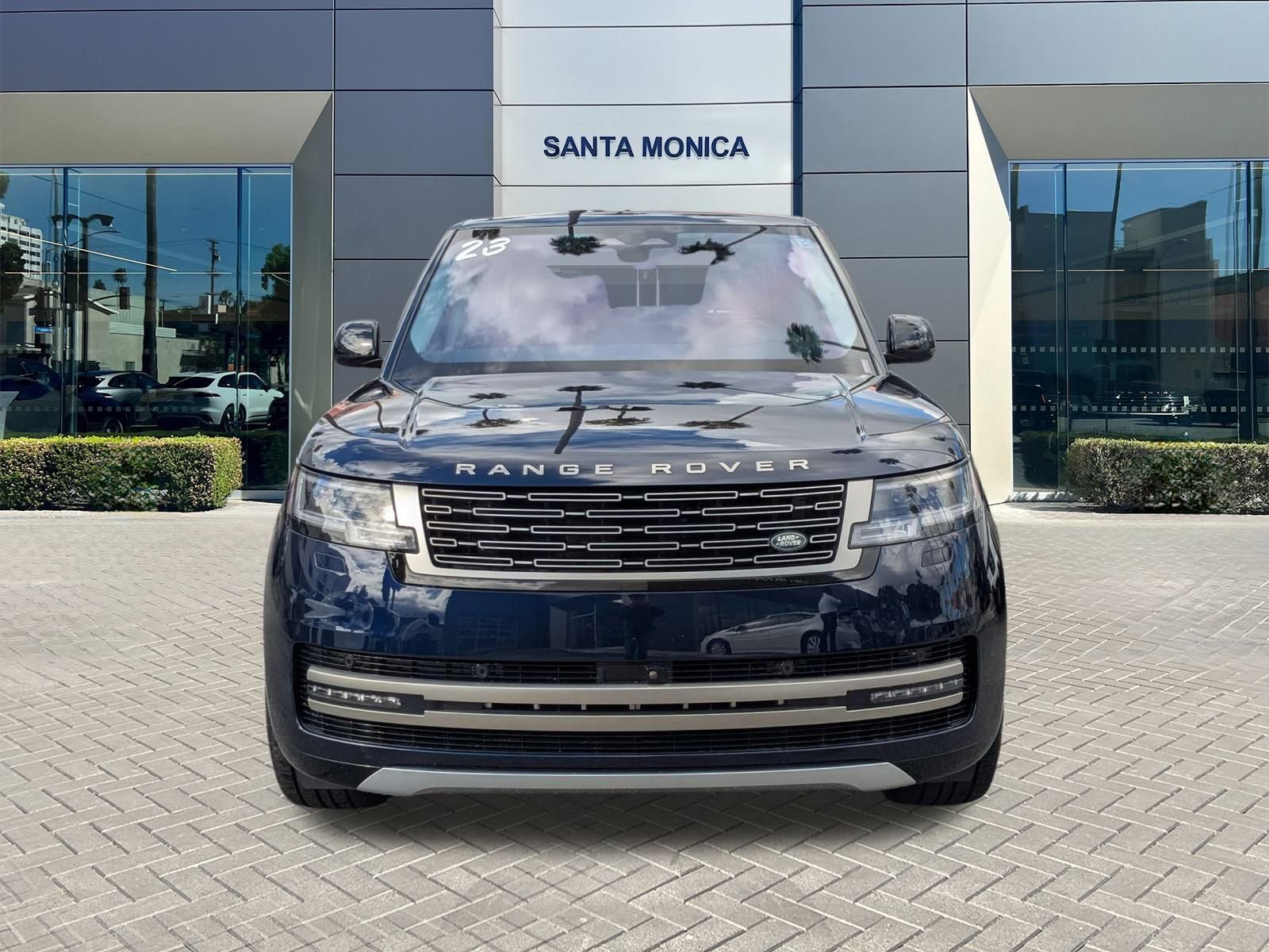 Used 2023 Land Rover Range Rover Long Wheelbase SE image 2
