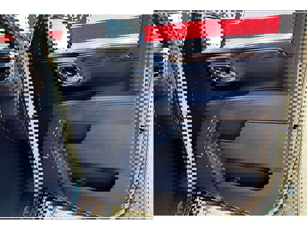 Used 2023 Chevrolet Suburban Premier image 20