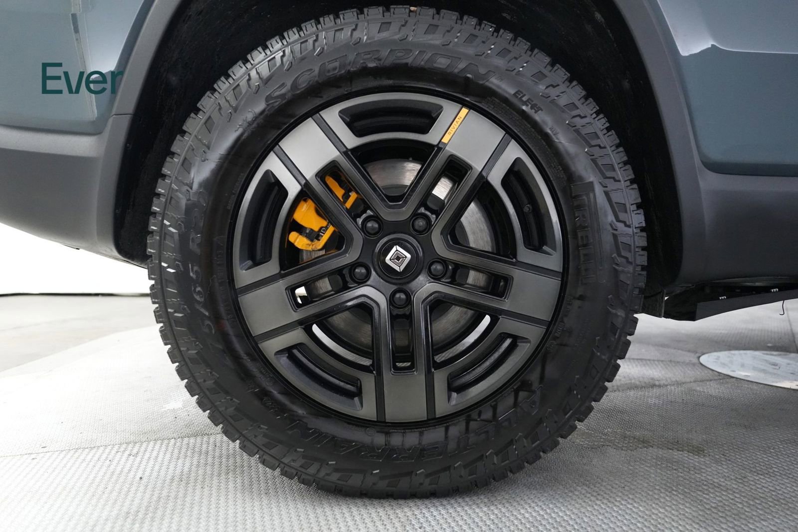 Used 2025 Rivian R1S Premium image 9