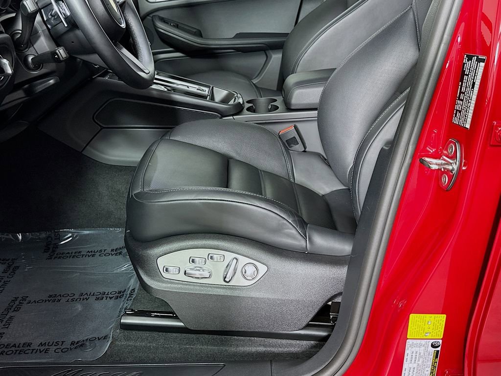 Certified 2025 Porsche Macan image 22