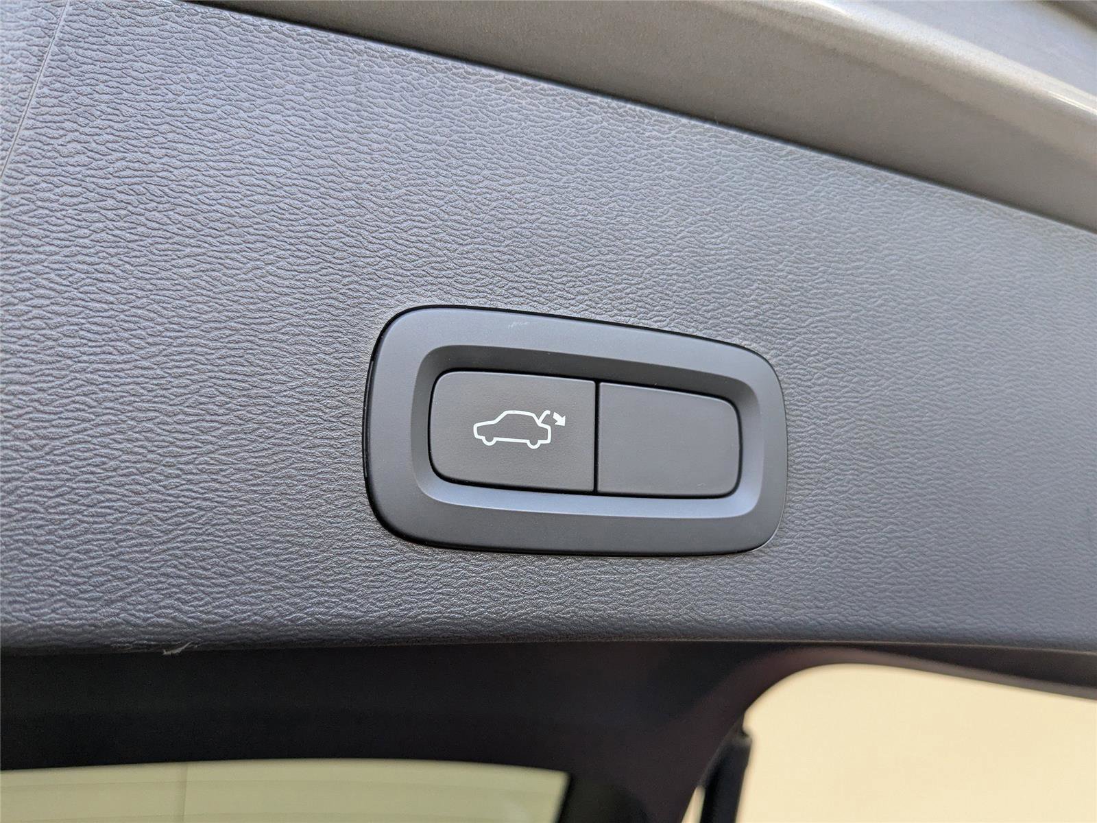 Used 2022 Volvo XC40 T5 Momentum image 8