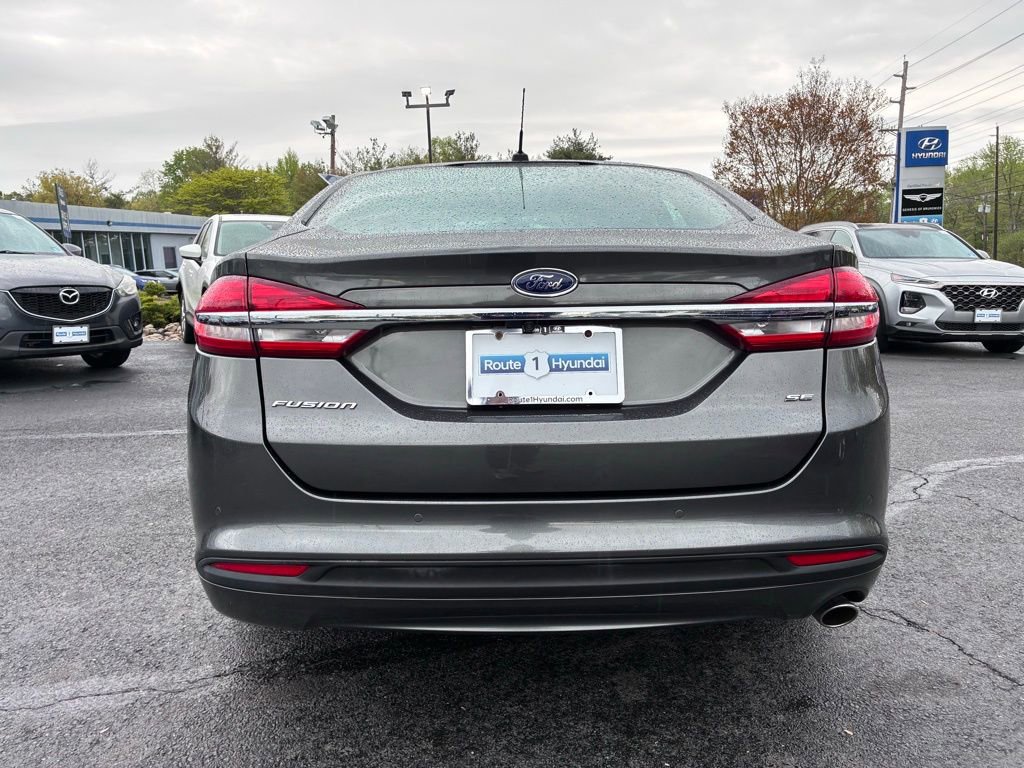 Used 2018 Ford Fusion SE w/ Fusion SE Technology Package FWD image 6