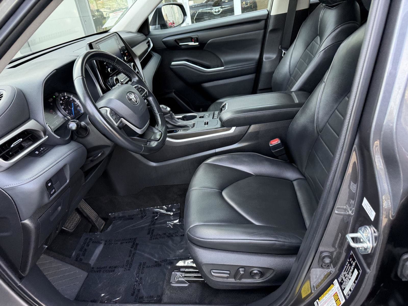 Used 2022 Toyota Highlander XLE AWD/4WD image 12