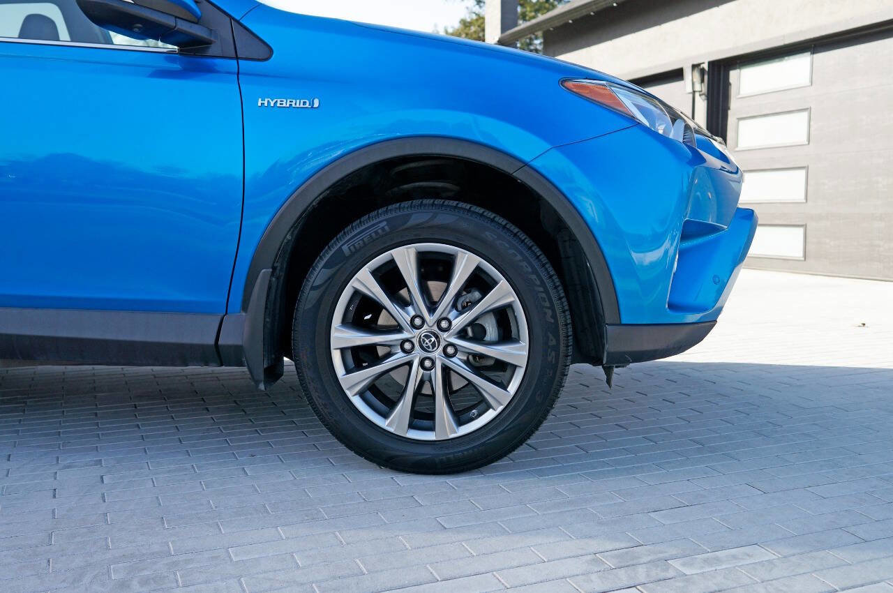 Used 2018 Toyota RAV4 Limited w/ Advanced Technology Package image 3