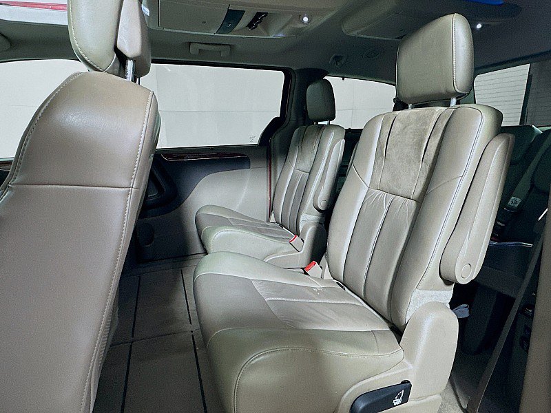 Used 2013 Chrysler Town & Country Limited w/ Luxury Group FWD image 22