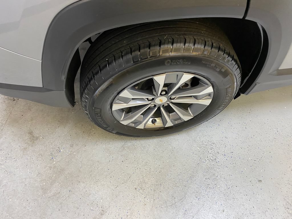 Used 2025 Chevrolet Equinox LT AWD/4WD image 13