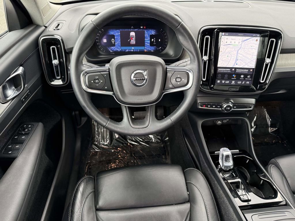 Used 2023 Volvo XC40 B5 Plus w/ Driver Assist Package AWD/4WD image 4