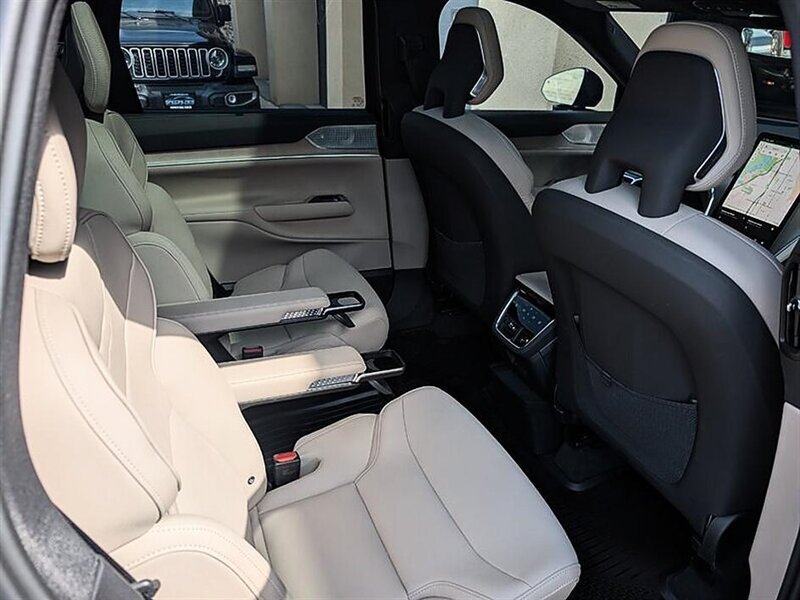 Used 2025 Volvo EX90 Ultra AWD/4WD image 30