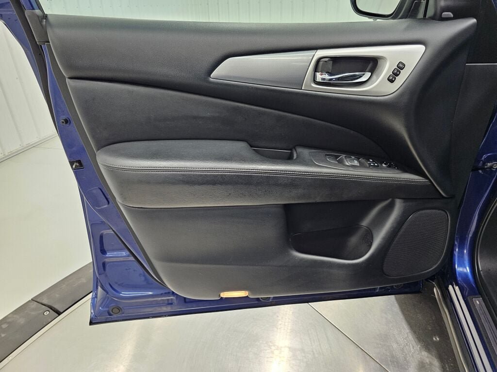 Used 2020 Nissan Pathfinder SL AWD/4WD image 34