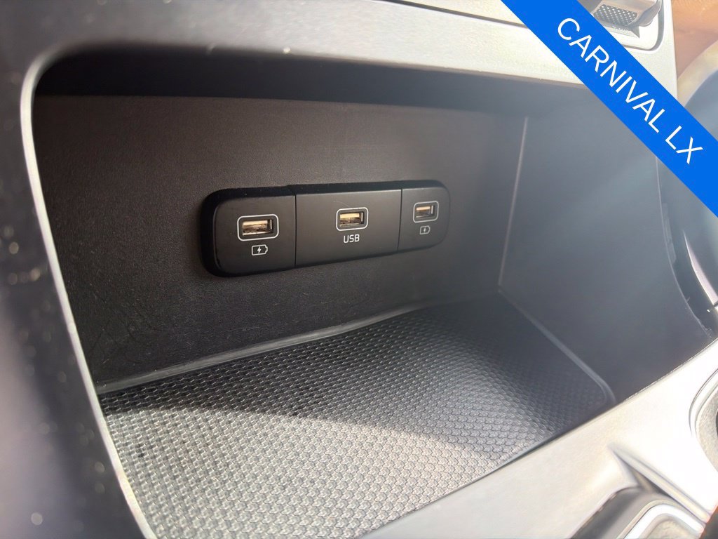 Used 2023 Kia Carnival LX FWD image 17
