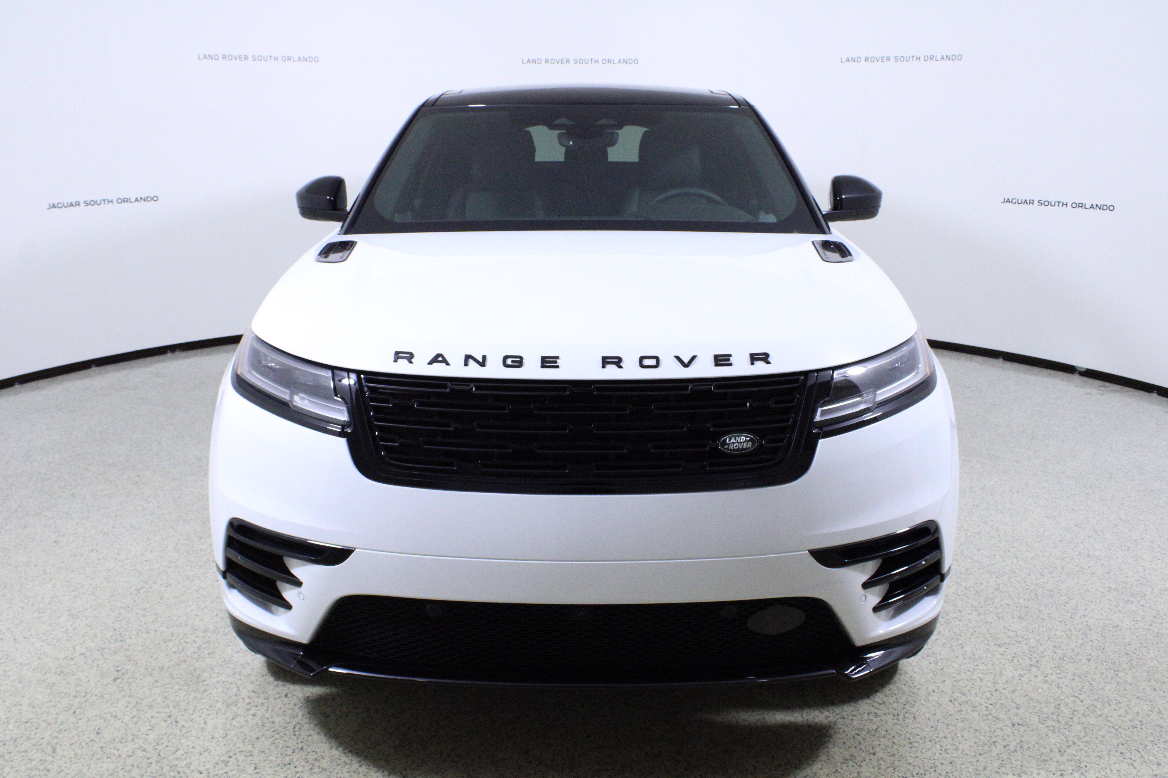 New 2026 Land Rover Range Rover Velar Dynamic SE image 2