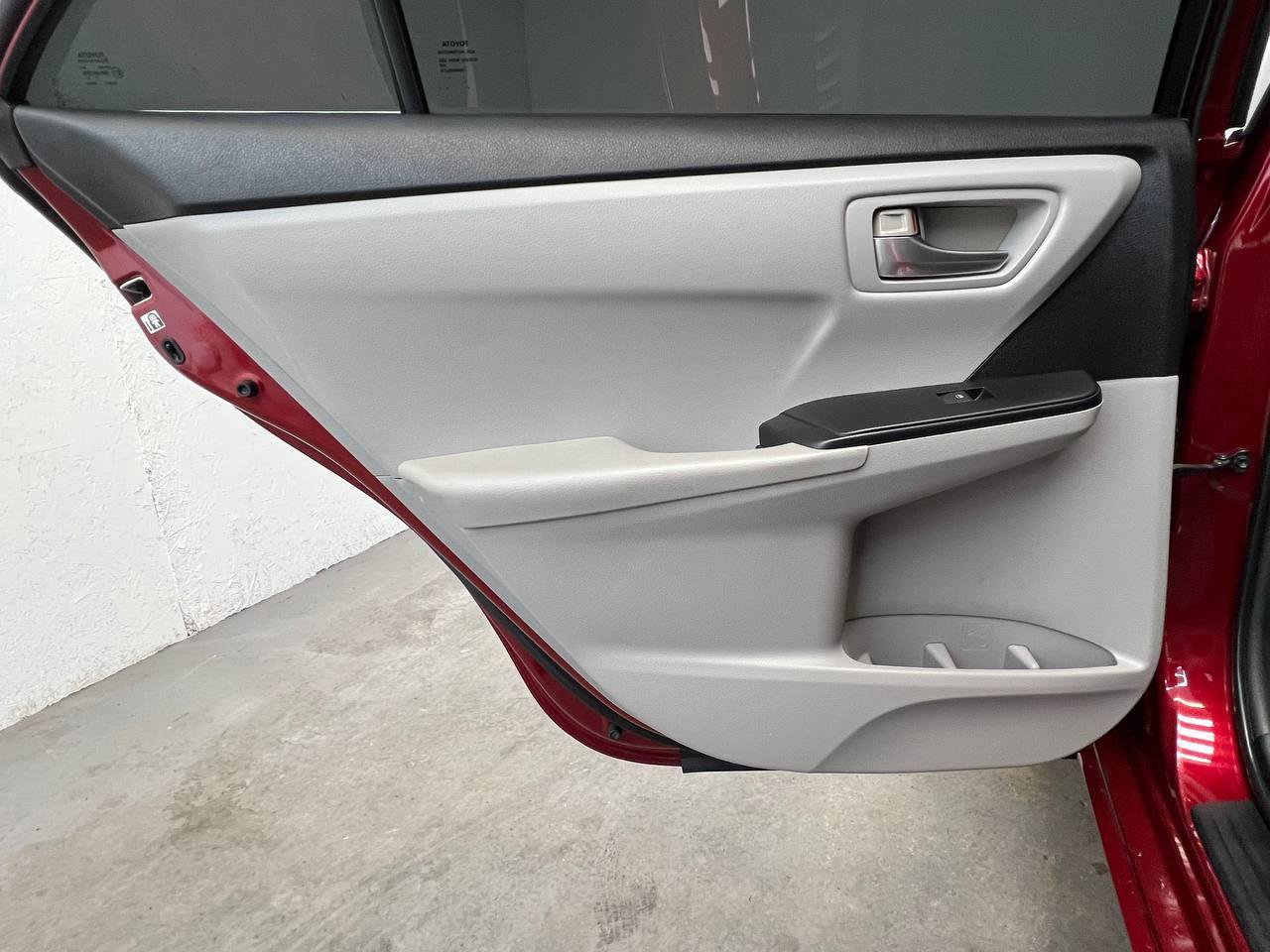 Used 2015 Toyota Camry SE w/ Moonroof Package FWD image 9