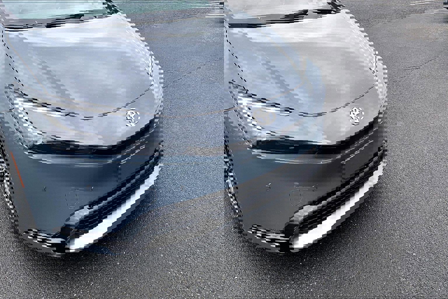 Used 2024 Toyota Prius XLE FWD image 3