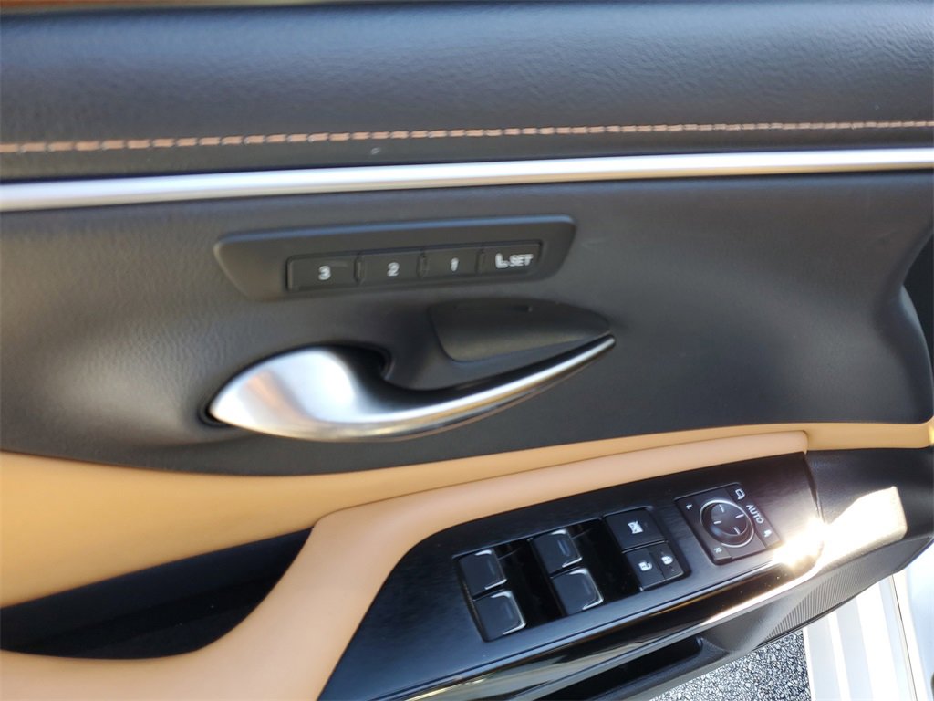 Used 2024 Lexus ES 300h w/ Premium Package image 18