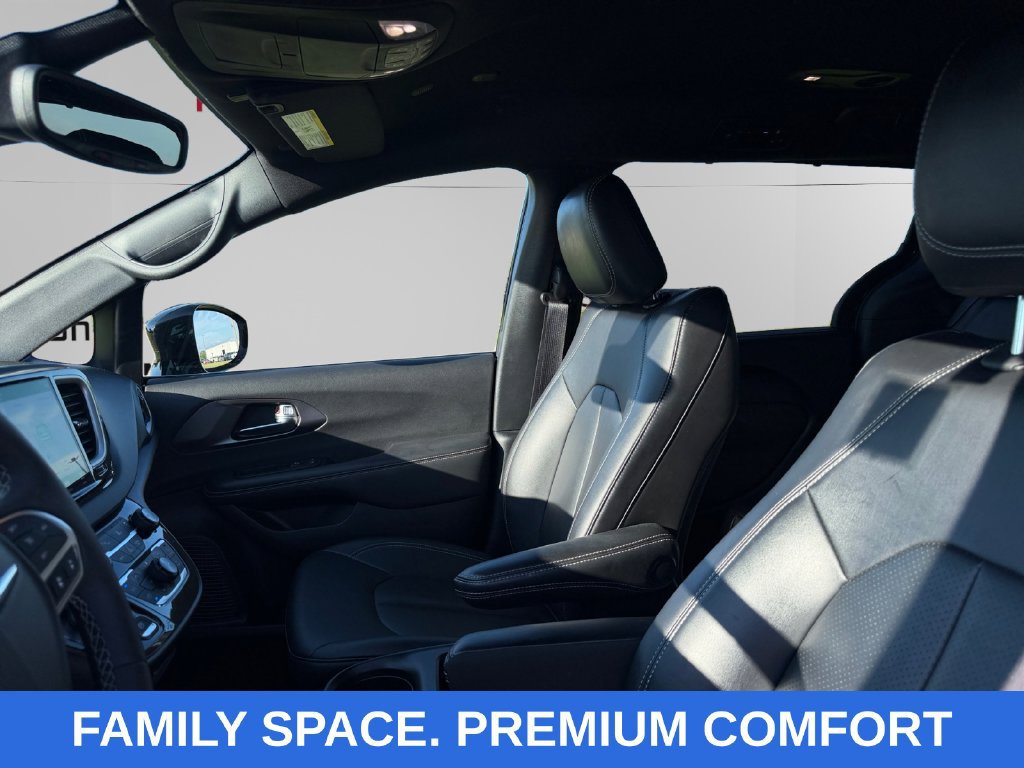 Used 2025 Chrysler Pacifica Select FWD image 9