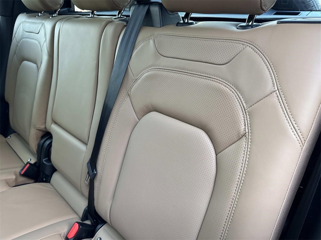 New 2026 Land Rover Defender 110 X-Dynamic SE image 13