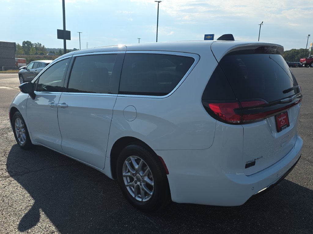 Used 2024 Chrysler Pacifica Touring-L FWD image 6