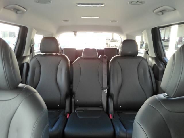 Used 2026 Kia Carnival LXS FWD image 38