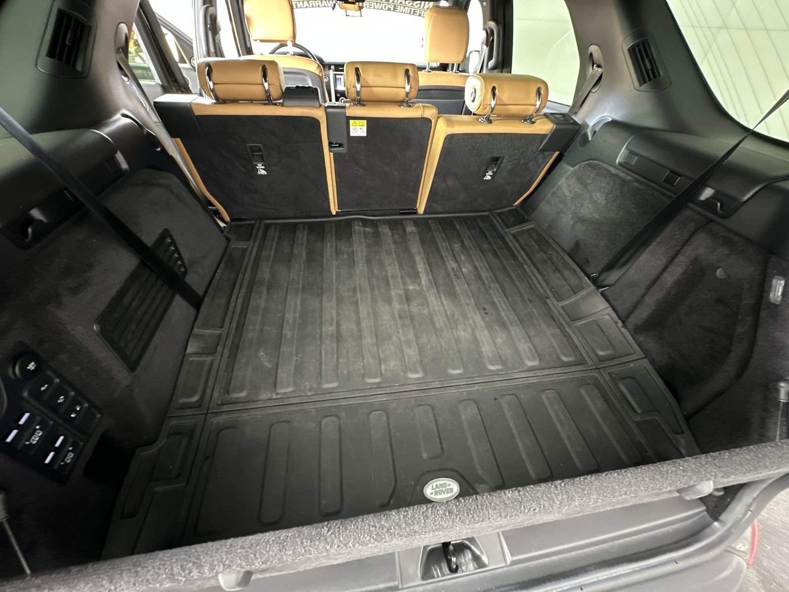 Used 2020 Land Rover Discovery HSE image 31