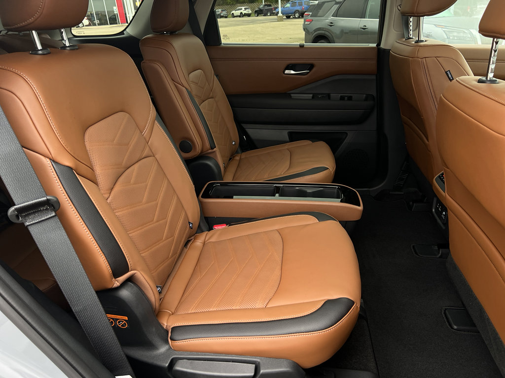 New 2025 Nissan Pathfinder Platinum image 18